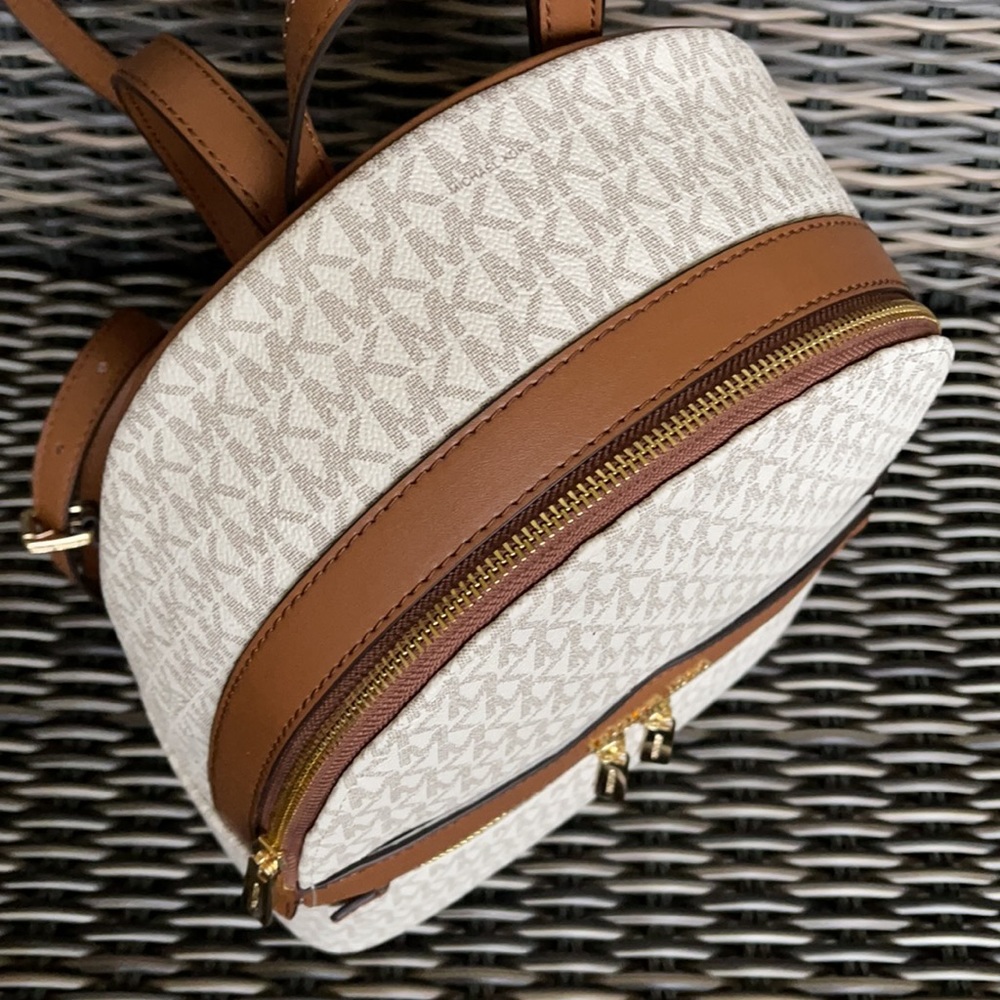 MICHAEL KORS Kenly Medium Backpack Signature Vanilla Bag - Picture 3 of 16